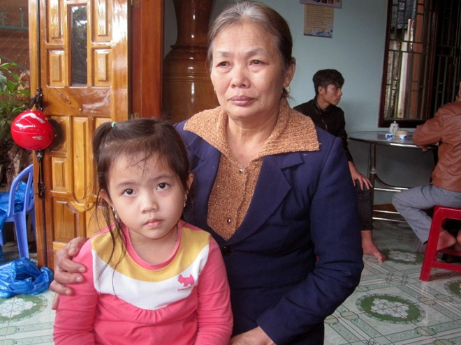 Con của cô giáo tử vong trong lũ dữ: 'Sao mẹ vẫn chưa về?'