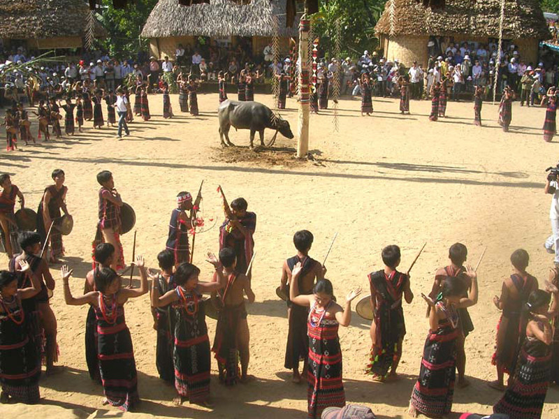 Xạ thủ Bríu Đô cùng với những huy chương mà ông giành được sau các kỳ thi