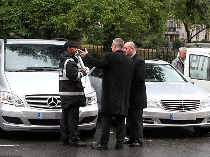 Bà Hillary Clinton bị phạt vì không nộp phí đỗ xe