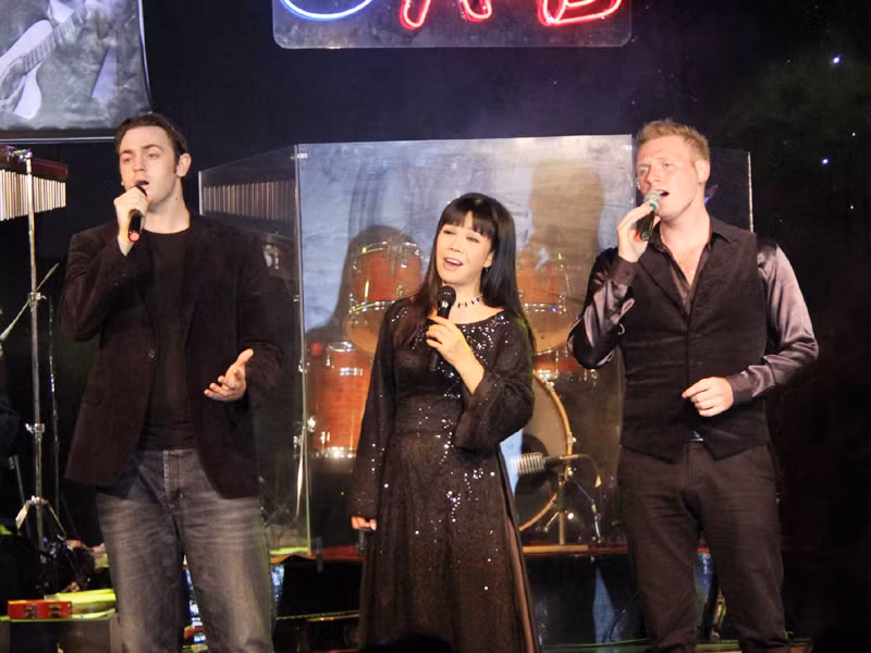 Tây hát trong đêm nhạc giỗ Trịnh Công Sơn