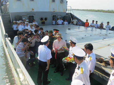 Đoàn chúc tết số 1 về đất liền an toàn