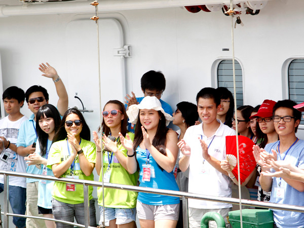 Bạn trẻ kiều bào lên tàu rời đất liện Ảnh: MXT