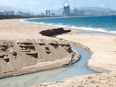 Nước thải đổ dồn ra vịnh Nha Trang