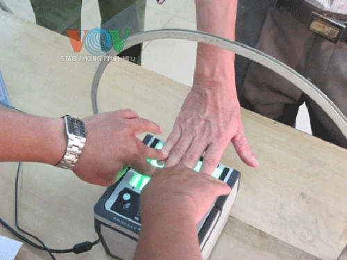 Ghi tên cha mẹ lên CMND: Trái luật và Công ước Quốc tế