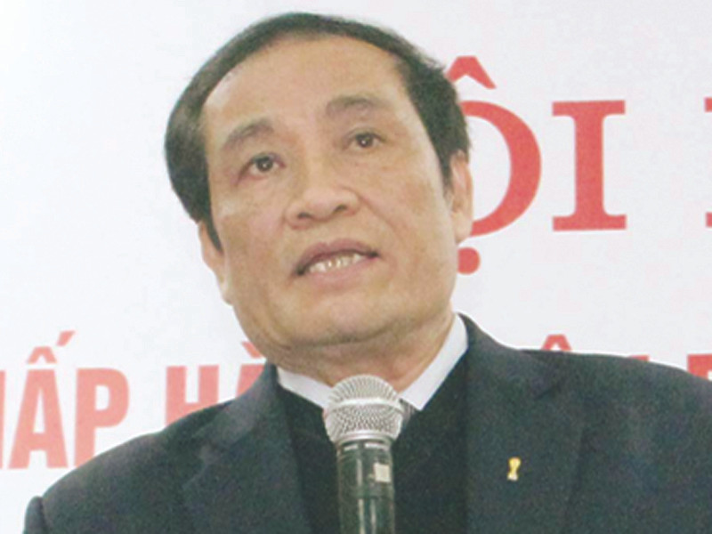 Lương 200 triệu đồng/tháng, kiêm nhiệm CLB