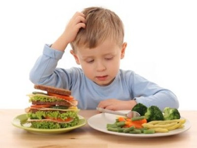 Bé nên tránh thực phẩm nào trong những năm đầu đời?