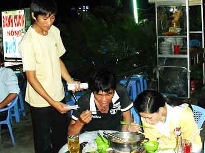 Theo bước chân sinh viên làm nghề hát rong