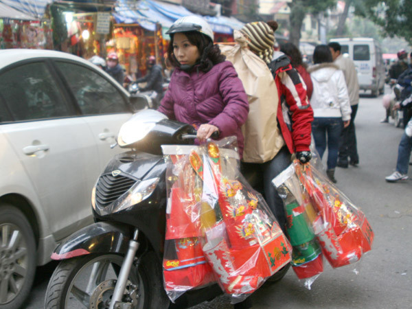 Phố Hàng Mã bị ách tắc