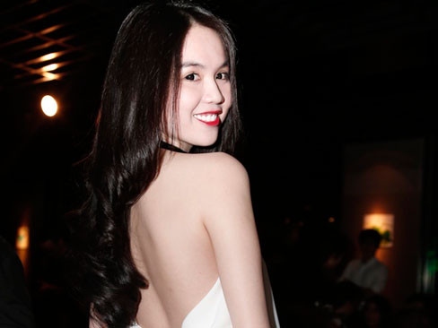 Ngọc Trinh lại mặc áo khoe lưng trần trắng nõn