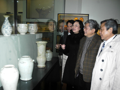 Bà Ngô Thị Thanh Hằng, PCT UBNDTP Hà Nội cùng đại biểu tham quan phòng trưng bày