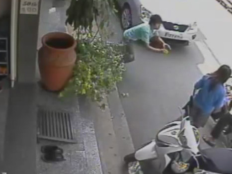 Lao vào thiếu nữ giật tiền giữa phố