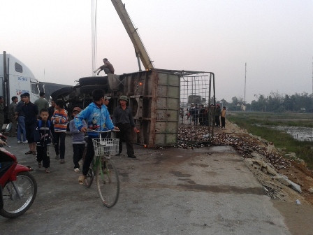 Lật xe chở bia, người dân giúp tài xế nhặt lại hàng
