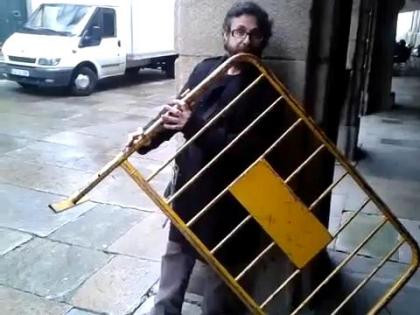 Độc đáo thổi sáo với cái... hàng rào