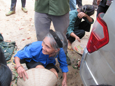 Nhà nghèo mua 12 triệu đồng hoa quả mỗi ngày?