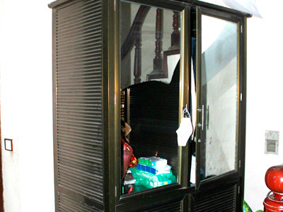 Tủ kính nhà bà Hợp bị các đối tượng đập vỡ