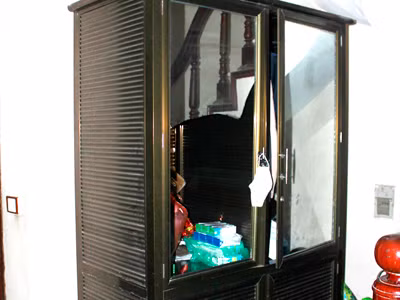 Tủ kính nhà bà Hợp bị các đối tượng đập vỡ