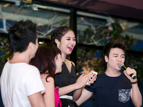 Ngọc Hân - Hồng Quế đọ dáng mừng ngày báo chí