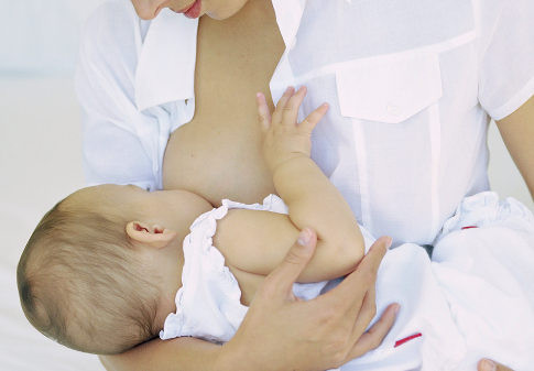 Cho trẻ uống sữa người khác có đảm bảo an toàn?