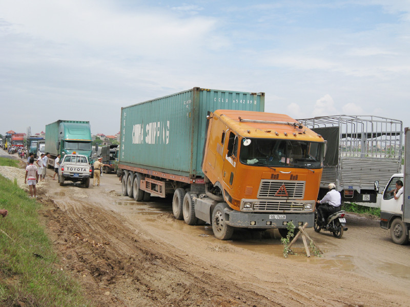 Hà Nội chắt chiu nguồn lực để đầu tư cho giao thông. Tuy nhiên, nhiều dự án BT đổi đất hiện gây lãng phí đất