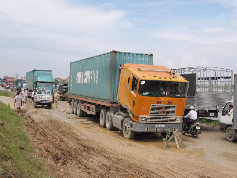 Hà Nội chắt chiu nguồn lực để đầu tư cho giao thông. Tuy nhiên, nhiều dự án BT đổi đất hiện gây lãng phí đất