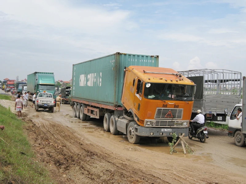 Hà Nội chắt chiu nguồn lực để đầu tư cho giao thông. Tuy nhiên, nhiều dự án BT đổi đất hiện gây lãng phí đất