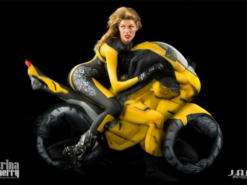 Chiếc xe đặc biệt là sự kết hợp hoàn hảo giữa nghệ thuật vẽ trên cơ thể và uốn dẻo