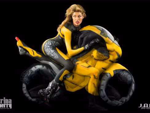 Chiếc xe đặc biệt là sự kết hợp hoàn hảo giữa nghệ thuật vẽ trên cơ thể và uốn dẻo