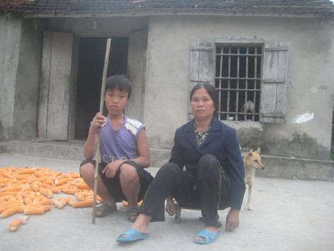 Góa bụa nuôi con tâm thần