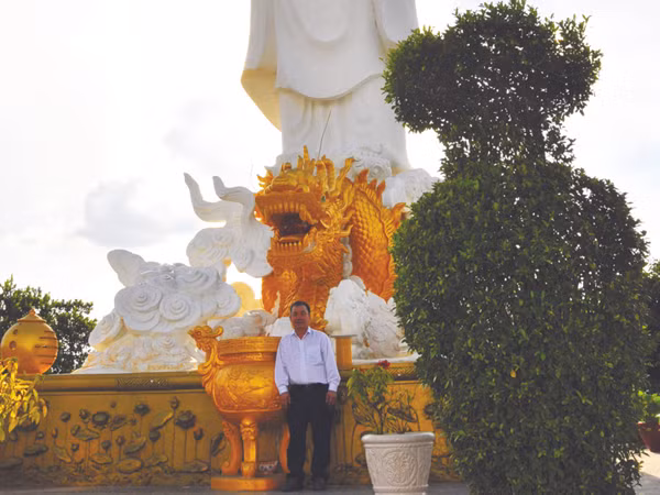 Tượng Phật Bà lồng lộng trên đồi cao