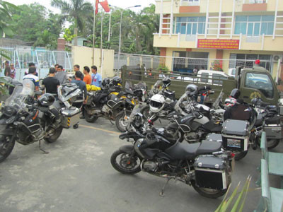 Bắt dàn xe mô tô khủng mang biển số nước ngoài