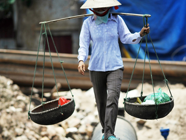 Người dân Hà Nội 'làm xiếc' trên sông