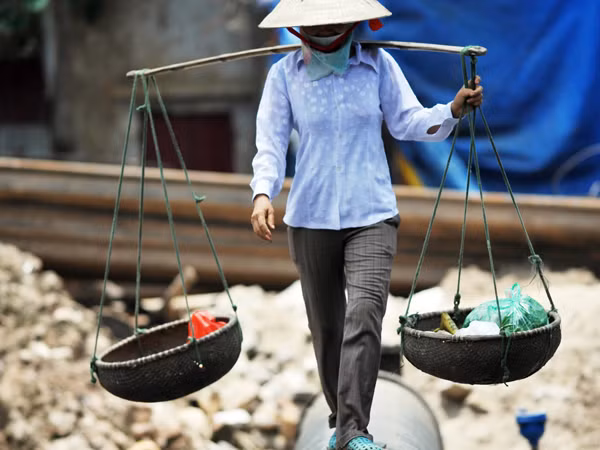 Người dân Hà Nội 'làm xiếc' trên sông