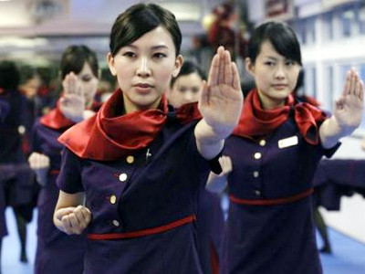 Ngắm các chân dài Hàng không luyện võ