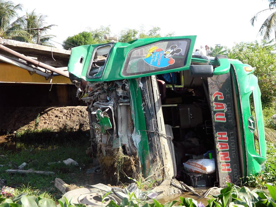 Xe khách lao xuống cầu, 17 người thương vong