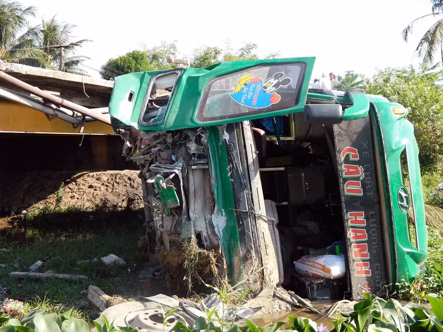 Xe khách lao xuống cầu, 17 người thương vong
