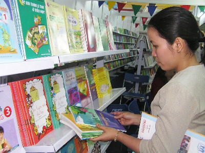 Nhiều bài học trong sách giáo khoa cò nặng về lý thuyết, ít có tác dụng rèn luyện kỹ năng cho HS. (Ảnh minh họa)