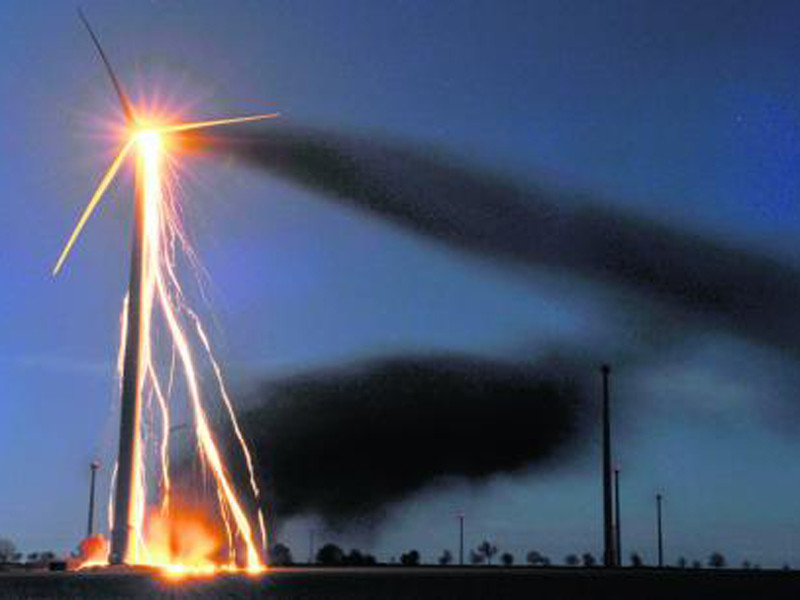 Bão lớn tấn công Scotland, turbine gió bốc cháy