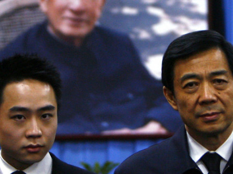 Con trai Bạc Hy Lai không lái Ferrari, chỉ lái Porsche