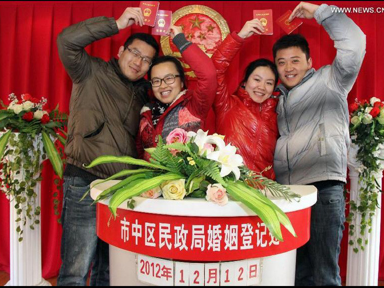 Kéo nhau đi đăng ký kết hôn ngày 12-12-2012