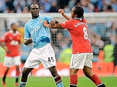 Thua trận, cầu thủ M.U đấm... vỡ tường