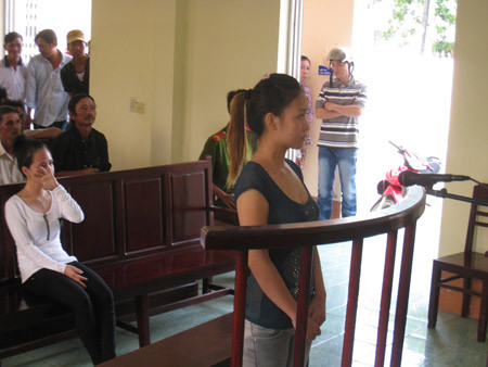 Dùng dao lam rạch mặt nữ sinh vì ghen