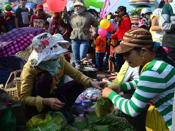 Bình Định rộn ràng chợ lộc ngày mùng một tết