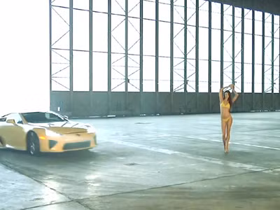 “Quái thú” Lexus LFA trổ tài bên siêu mẫu bikini