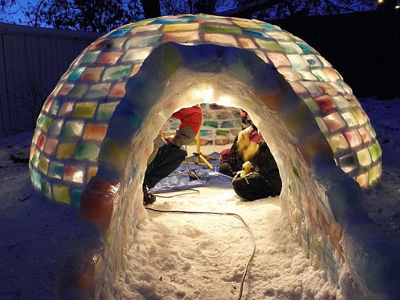 Xây lều tránh rét bằng... băng tuyết