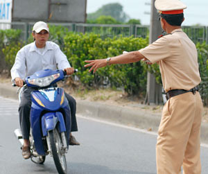 Cảnh sát bắt xe máy vi phạm rồi phóng mất?