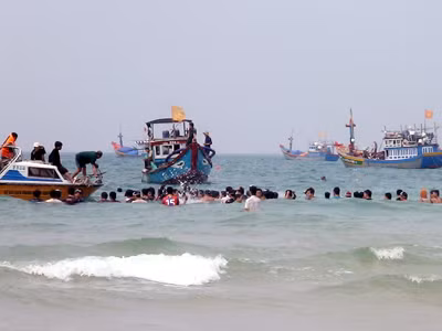 Náo loạn tại bãi biển cổ vật