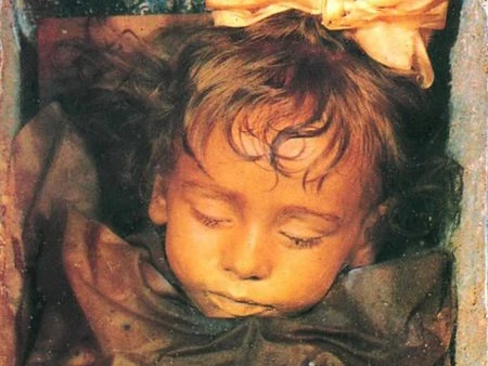 Rợn người khi vào hầm mộ chứa 70 ngàn xác ướp