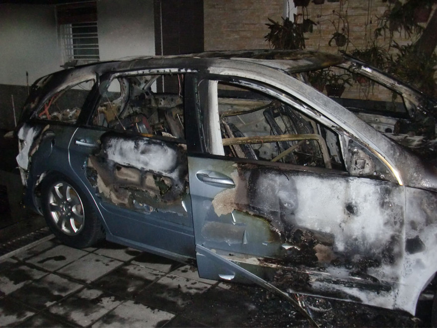 Xe sang bỗng cháy trơ khung