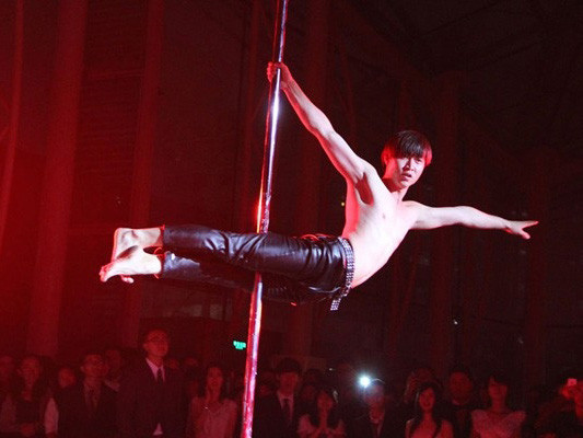 Sinh viên ĐH tinh hoa múa cột tại ngày tựu trường