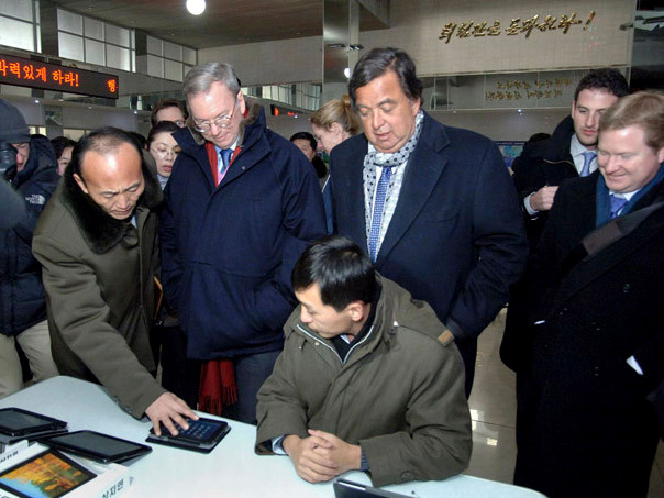 Cựu Thống đốc bang New Mexico Bill Richardson và Chủ tịch hãng Google Eric Schmidt tới thăm trung tâm máy tính ở Đại học Kim Nhật Thành, Bình Nhưỡng